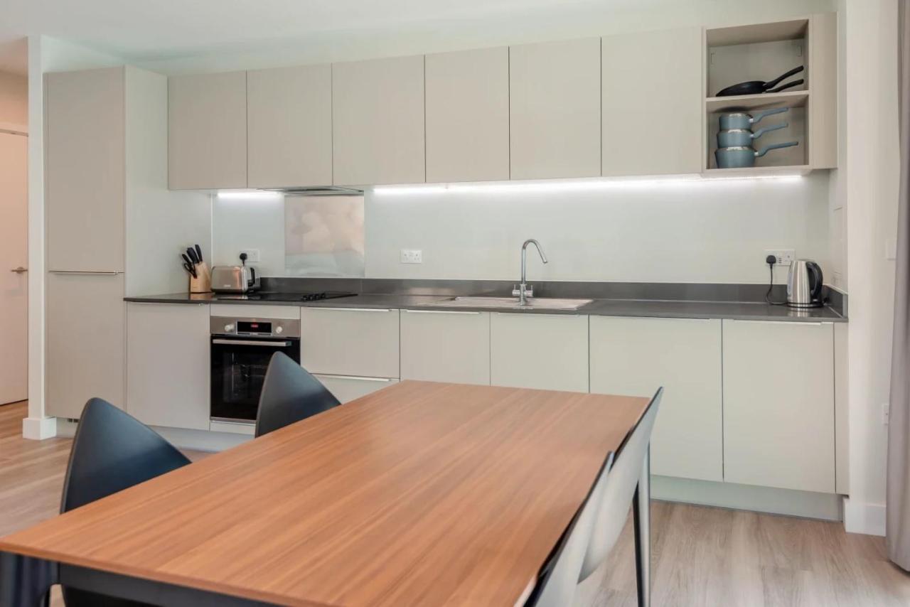 Modern Apartments In Brentford 2 Minutes Walk From Kew Bridge Екстериор снимка