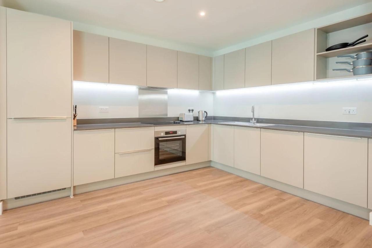 Modern Apartments In Brentford 2 Minutes Walk From Kew Bridge Екстериор снимка