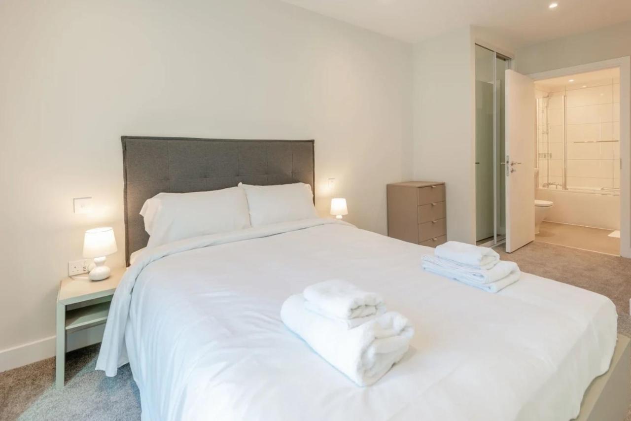 Modern Apartments In Brentford 2 Minutes Walk From Kew Bridge Екстериор снимка