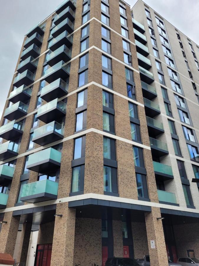 Modern Apartments In Brentford 2 Minutes Walk From Kew Bridge Екстериор снимка